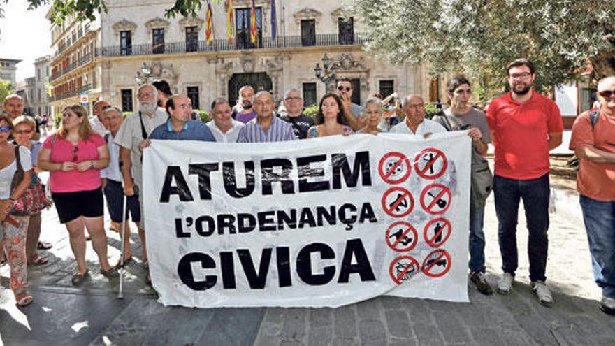 Vertreter des Dachverbands der Nachbarschaftsvereinigungen taten ihren Unmut am Montag (18.8.) vor dem Rathaus in Palma kund.