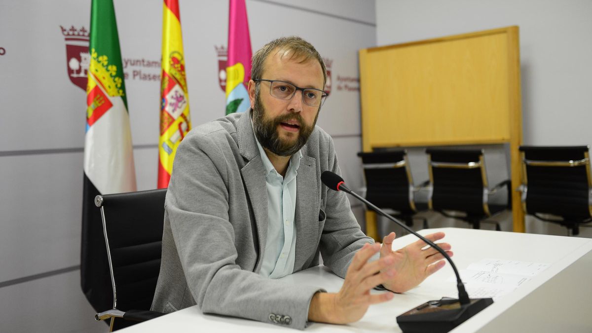 El edil de Urbanismo anuncia la adjudicación del vial del cementerio judío de Plasencia.