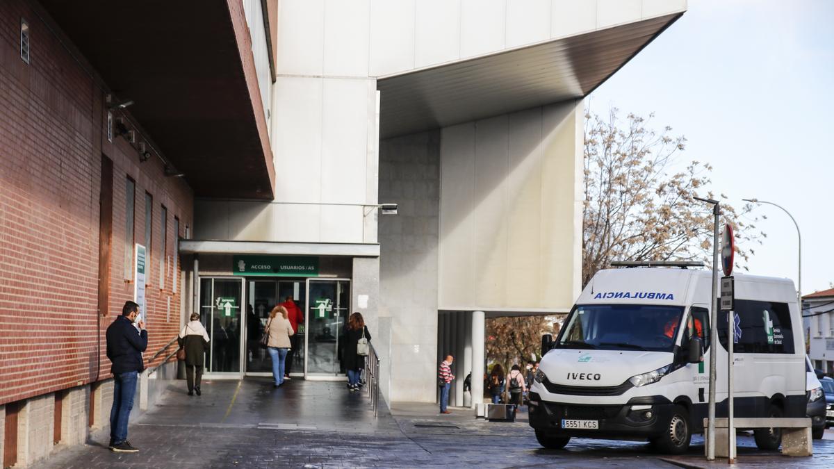 Entrada al hospital San Pedro de Alcántara de Cáceres, donde ha fallecido Carlos Luengo.