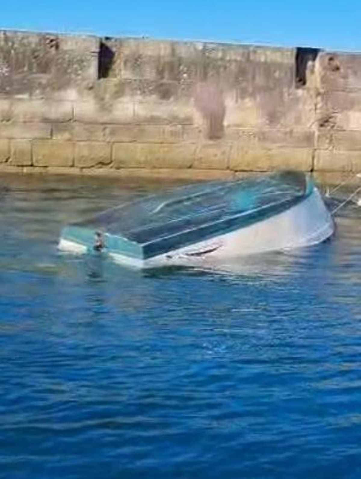El bote volcado en Moaña frente a la playa de A Borna, con un fallecido.
