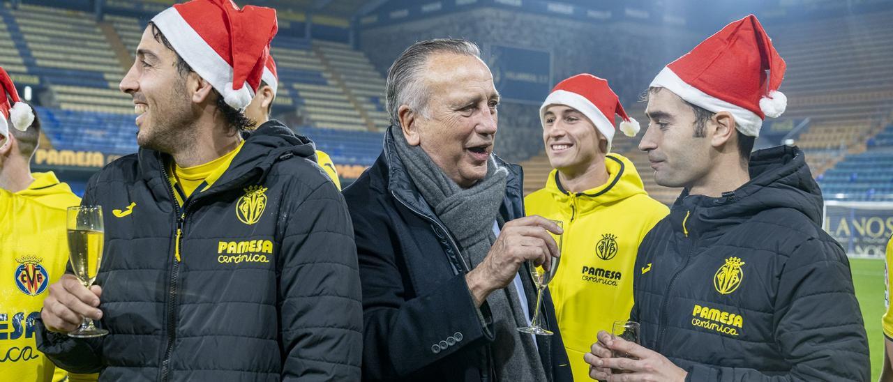 El presidente del Villarreal, Fernando Roig (c), junto a Parejo (i) y Trigueros (d) en el brindis navideño de cierre del 2021.