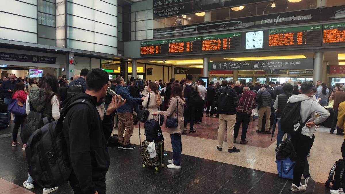 Cientos de pasajeros se agolpan en la estación María Zambrano, por el retraso de los trenes a causa del robo de cables
