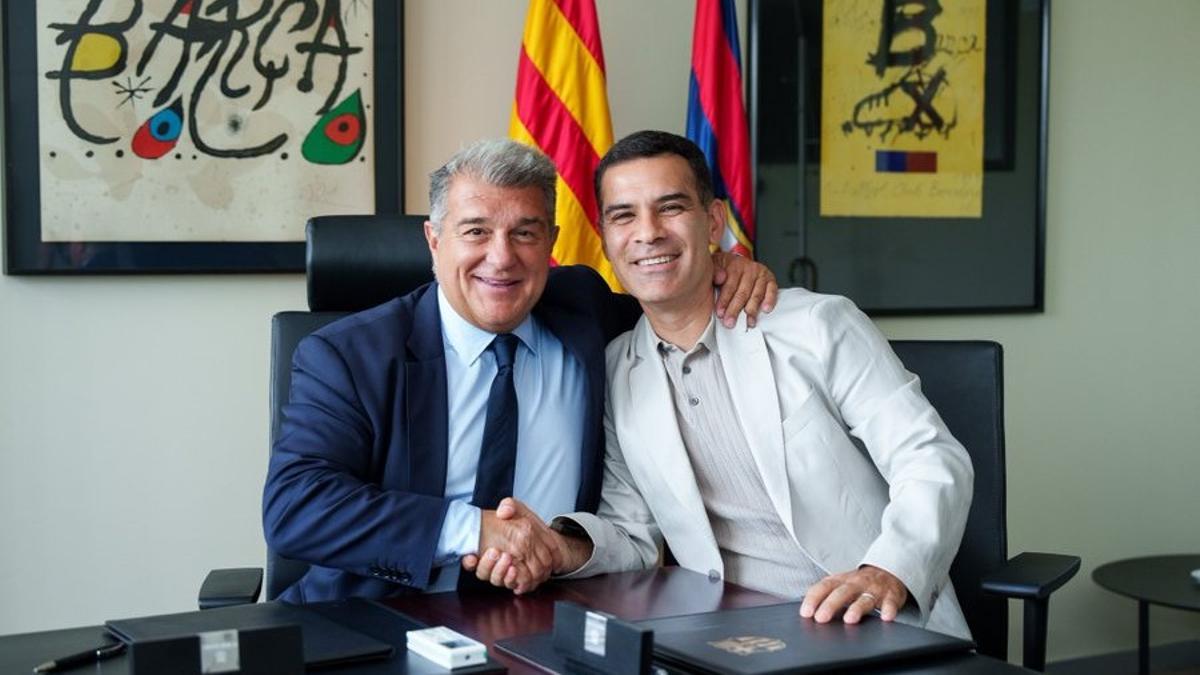 Márquez y Laporta, tras la renovación del técnico mexicano como responsable del Barça Atlètic hasta 2024.
