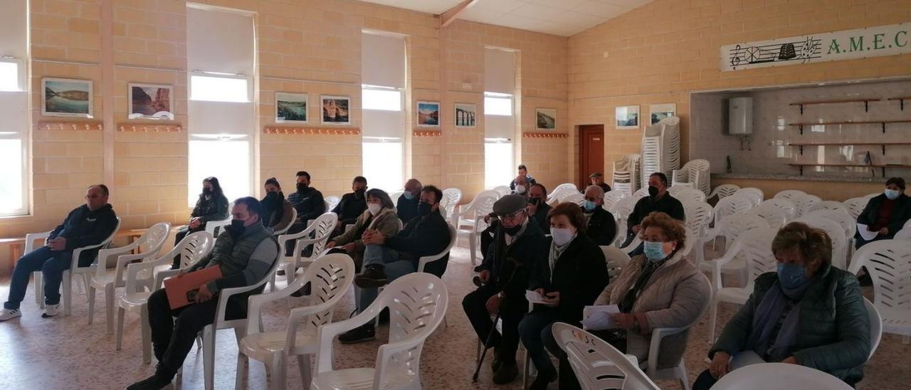 Asamblea informativa sobre los proyectos de plantas solares celebrada ayer en Santa Eulalia de Tábara. | I. G.