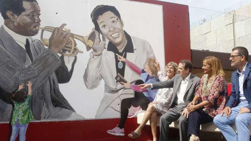 Caballero, junto a la artista y los concejales Silva y Rivas, ante uno de los murales de Iria Blanco. // A.Villar