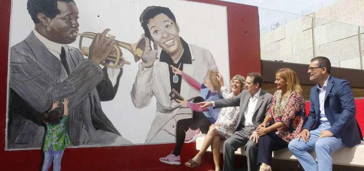 Caballero, junto a la artista y los concejales Silva y Rivas, ante uno de los murales de Iria Blanco. // A.Villar