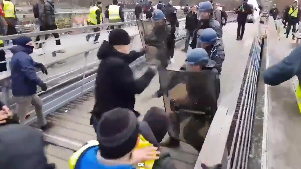 El boxeador Cristophe Dettinger golpea a los policías franceses para defender a los ’chalecos amarillos’.