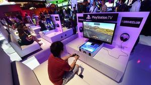 Un grup de persones juguen a videojocs en pantalles de TV de Playstation, el juny passat, a los Angeles.