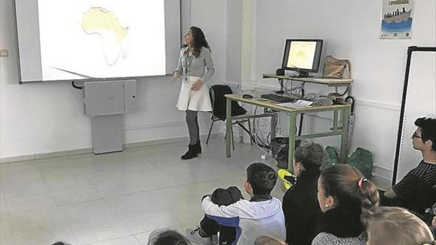 Dan clases a escolares para que conozcan la realidad de los inmigrantes y refugiados
