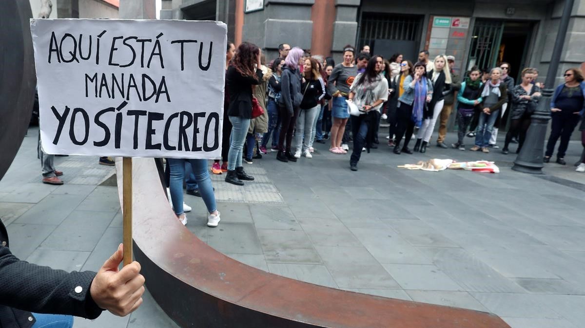 GRAF3556  LAS PALMAS DE GRAN CANARIA  26 04 2018 - Cientos de personas se han concentrado esta tarde en Las Palmas de Gran Canaria en protesta por el fallo de la Audiencia de Navarra que ha condenado a cada uno de los cinco jovenes de la llamada  Manada  a nueve anos de carcel por un delito continuado de abuso sexual  y no por agresion sexual  En Las Palmas de Gran Canaria  unas 500 personas se han congregado en la calle Triana convocadas por la Red Feminista de Gran Canaria y han gritado consignas como  No es abuso  es violacion    No es no    Si tocan a una  respondemos todas    Gobierno y patriarcado  complices callados  o  Basta de violencia contra las mujeres   EFE Elvira Urquijo A