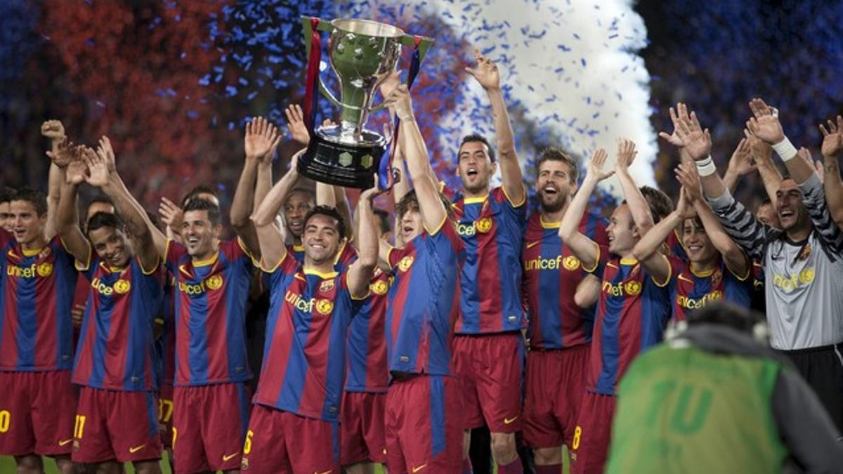 Jugadores del Barça celebran el trofeo de Campeón de Liga.