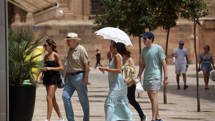 Vuelven los avisos por calor a Málaga este lunes