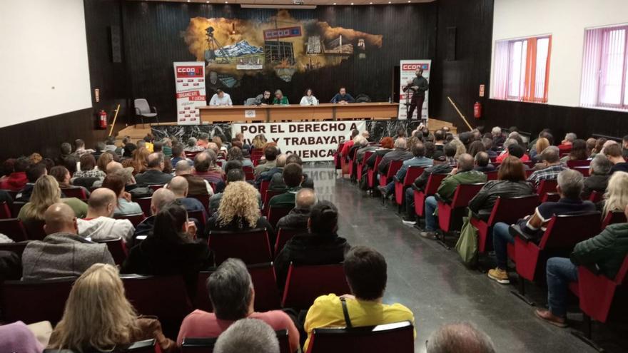 Asistentes a la asamblea celebrada este lunes en la sede de CC OO en La Felguera.