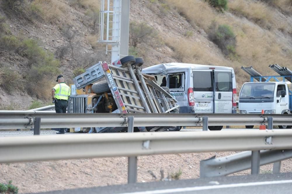 Atascos kilométricos tras el accidente de una furgoneta en la A7