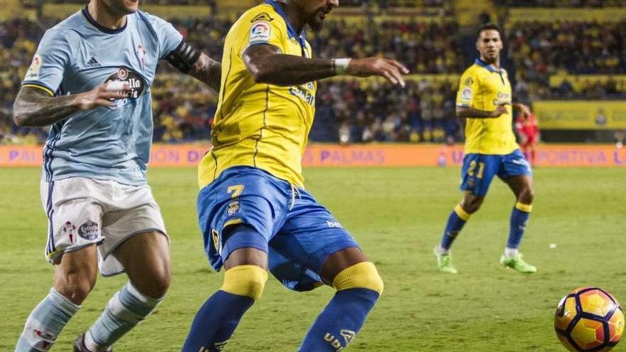 Hugo Mallo presiona a Boateng durante un partido en Las Palmas. // LOF