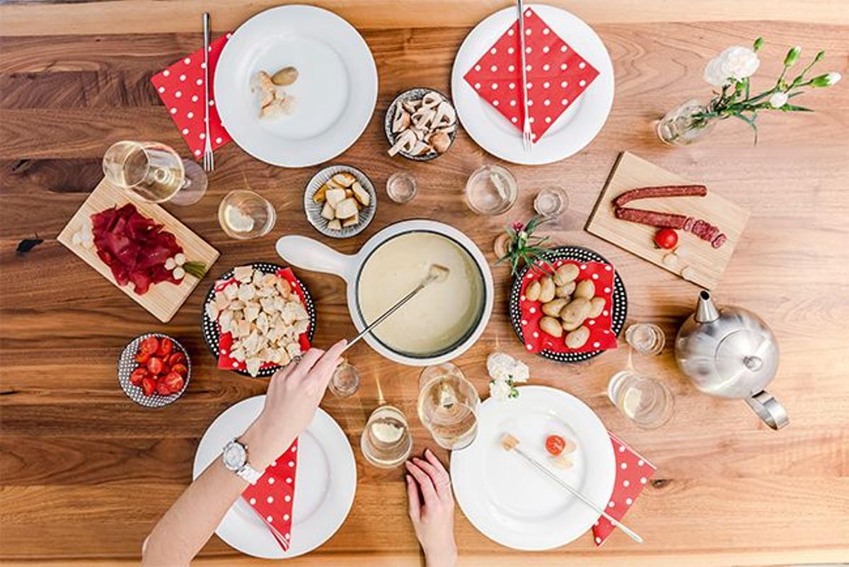 La fondue es uno de los platos más  populares en Suiza.