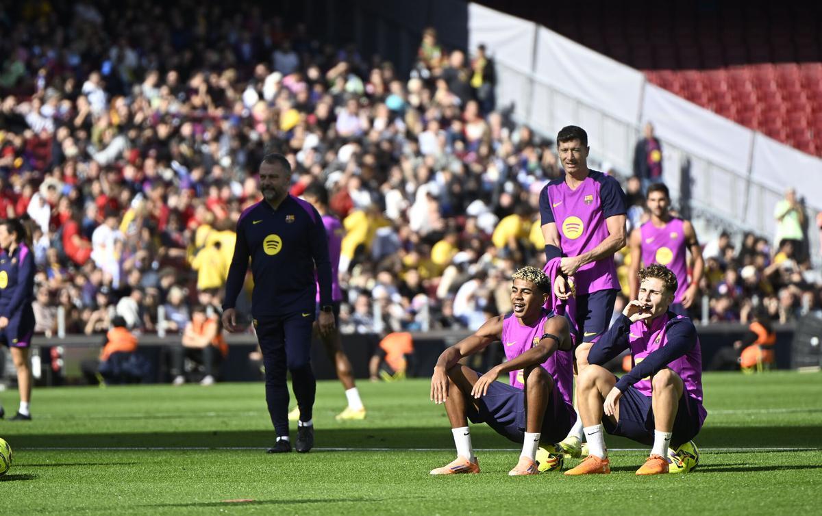 Barcelona. 07.11.2025.  Deportes.  Lamine y Fermín conversan en una pausa durante el entrenamiento de los jugadores del Barça en el Spotify Camp Nou en el primer test con asistencia de público en el estadio. Fotografía de Jordi Cotrina