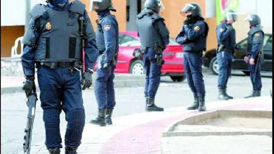 Riesgos. Efectivos de los GOES durante una redada contra el narcotráfico en Málaga. javier albiñana