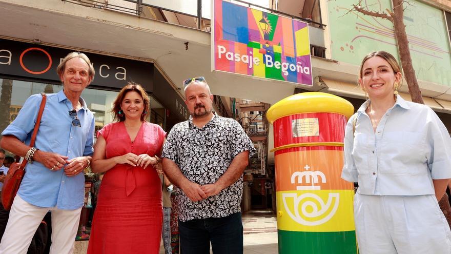Correos rinde homenaje al colectivo LGTBI con un buzón arcoíris en el Pasaje Begoña