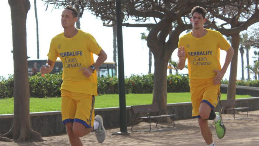 Oriol Paulí y Marcus Eriksson, durante su recuperación en un entrenamiento en el Parque Romano.