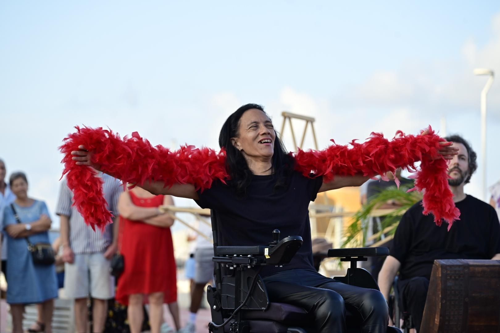 El Moll de Costa se viste de moda con el desfile solidario de Cáritas