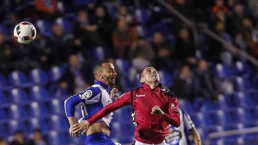 Guilherme salta con Krsticic, en una jugada del partido de ayer.