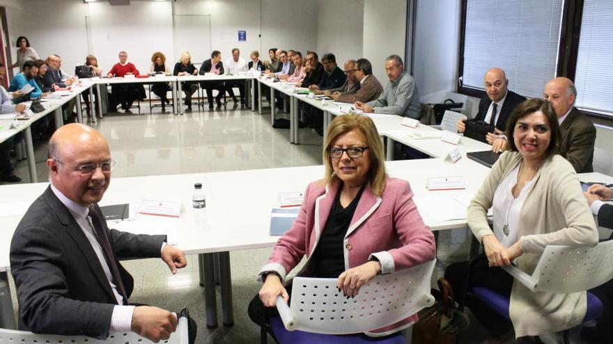 Andrés Carrillo preside la Mesa General de la Función Pública, junto a María Isabel Sánchez-Mora y Encarna Guillén.