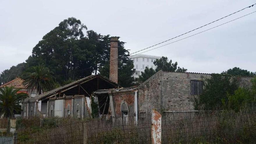 Antigua fábrica de salazón en Rodeira, en estado de abandono y cuyos propietarios fueron requeridos por el Concello. // Gonzalo Núñez