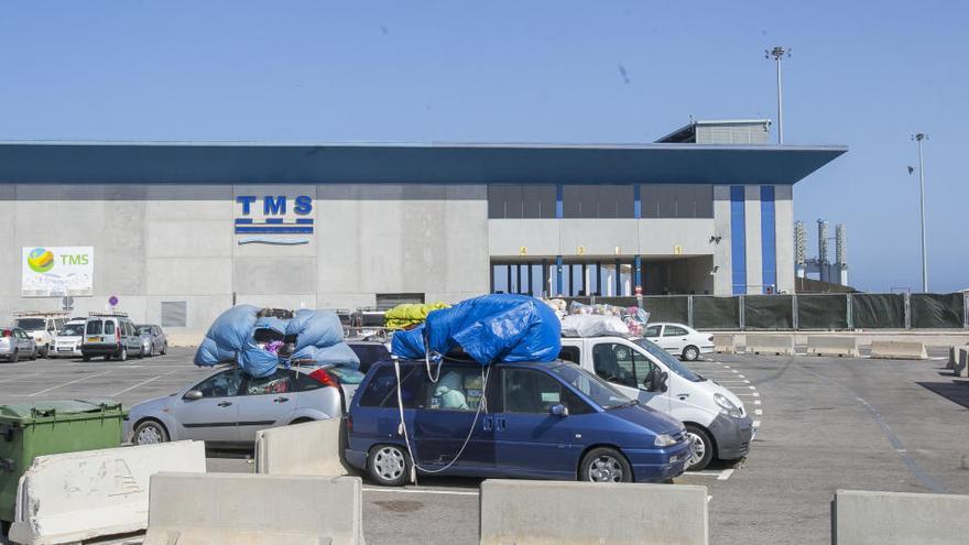 Coches a la espera frente a la terminal marítima