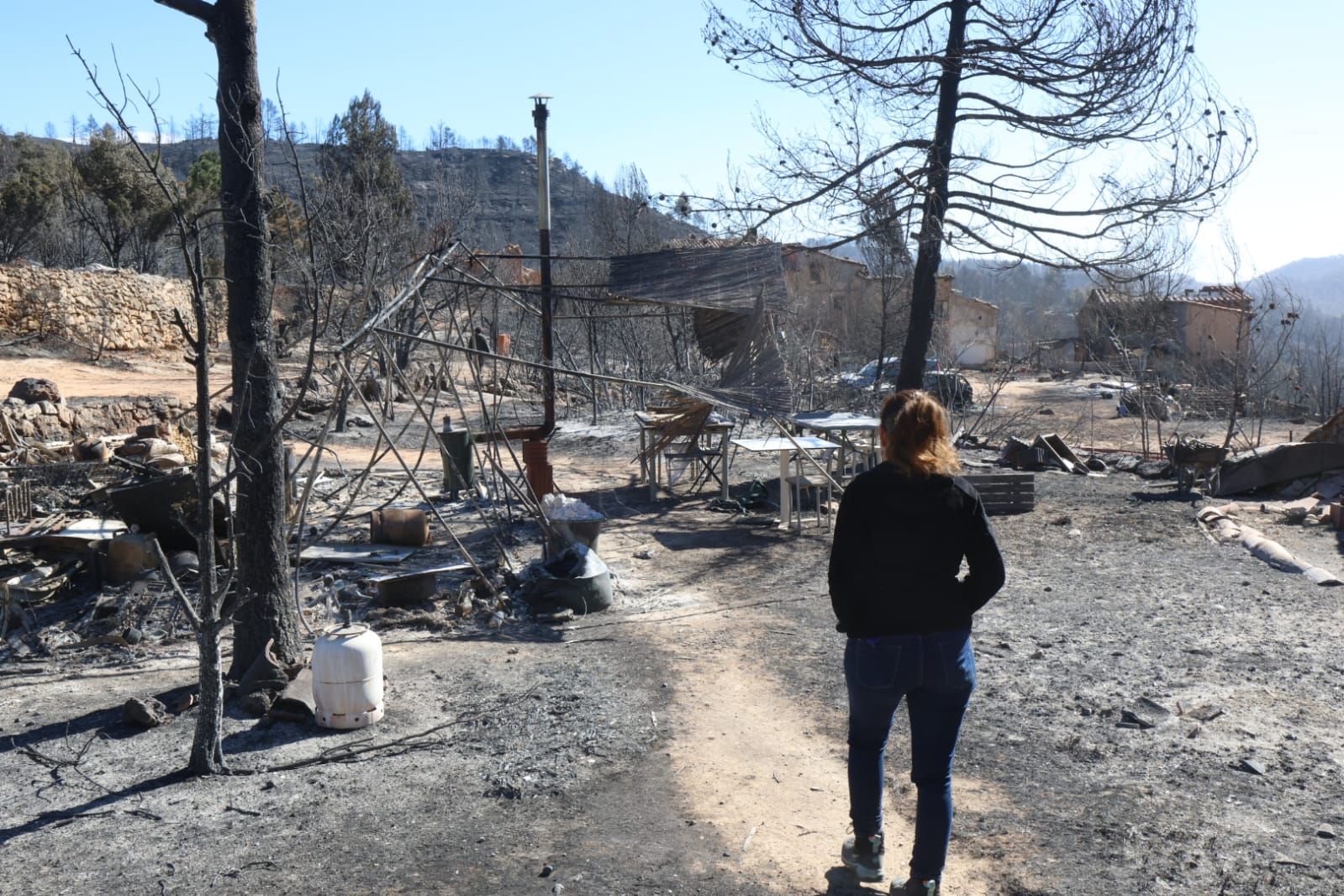 La imagen de la desolación: el fuego arrasa viviendas en la aldea de Los García