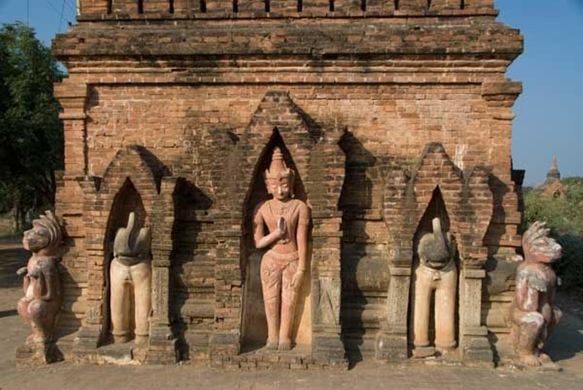 Fachada decorada con estatuas en uno de los templos de Bagan.