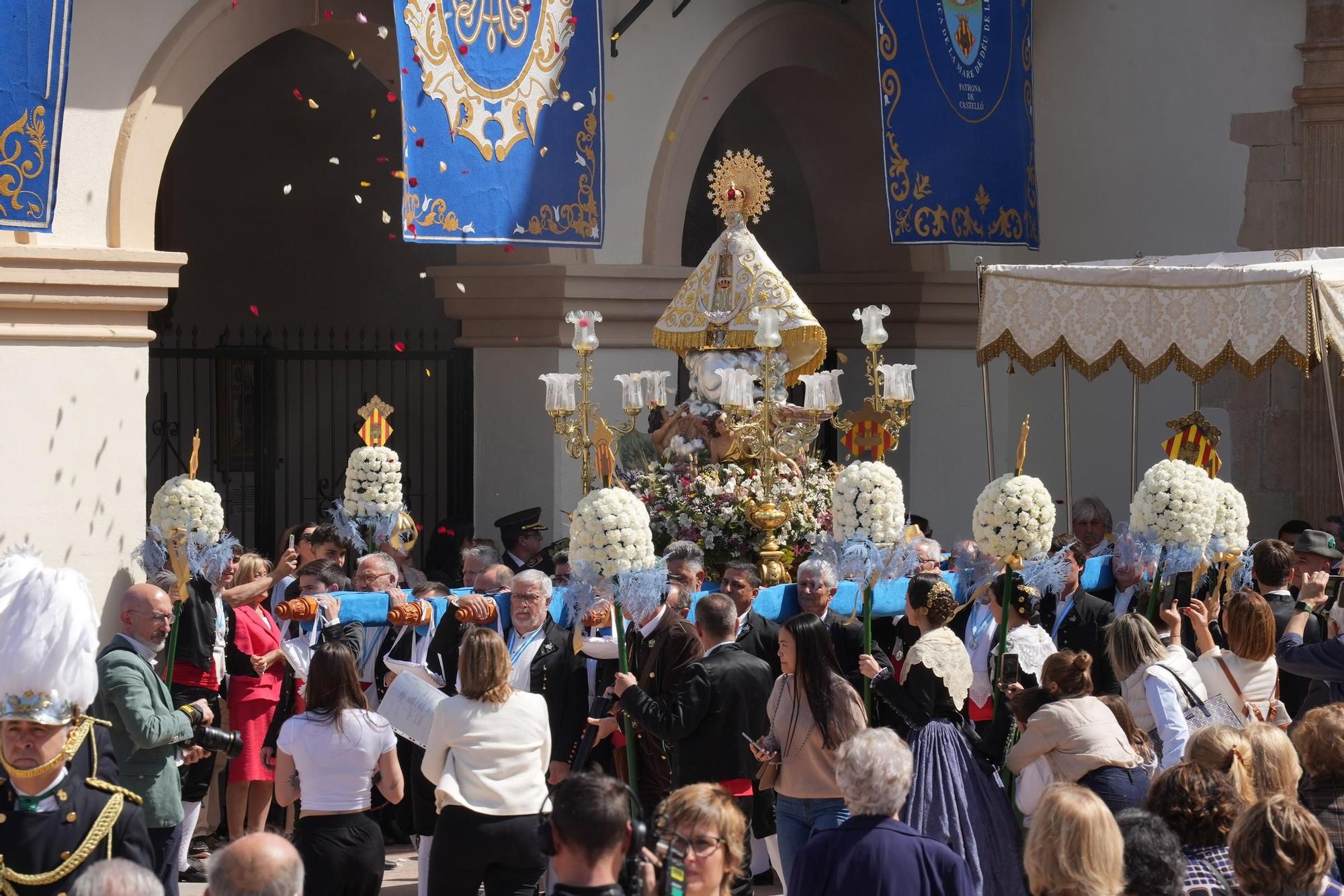 Galería de imágenes: La Virgen del Lledó sale de la basílica para ir a la ciudad