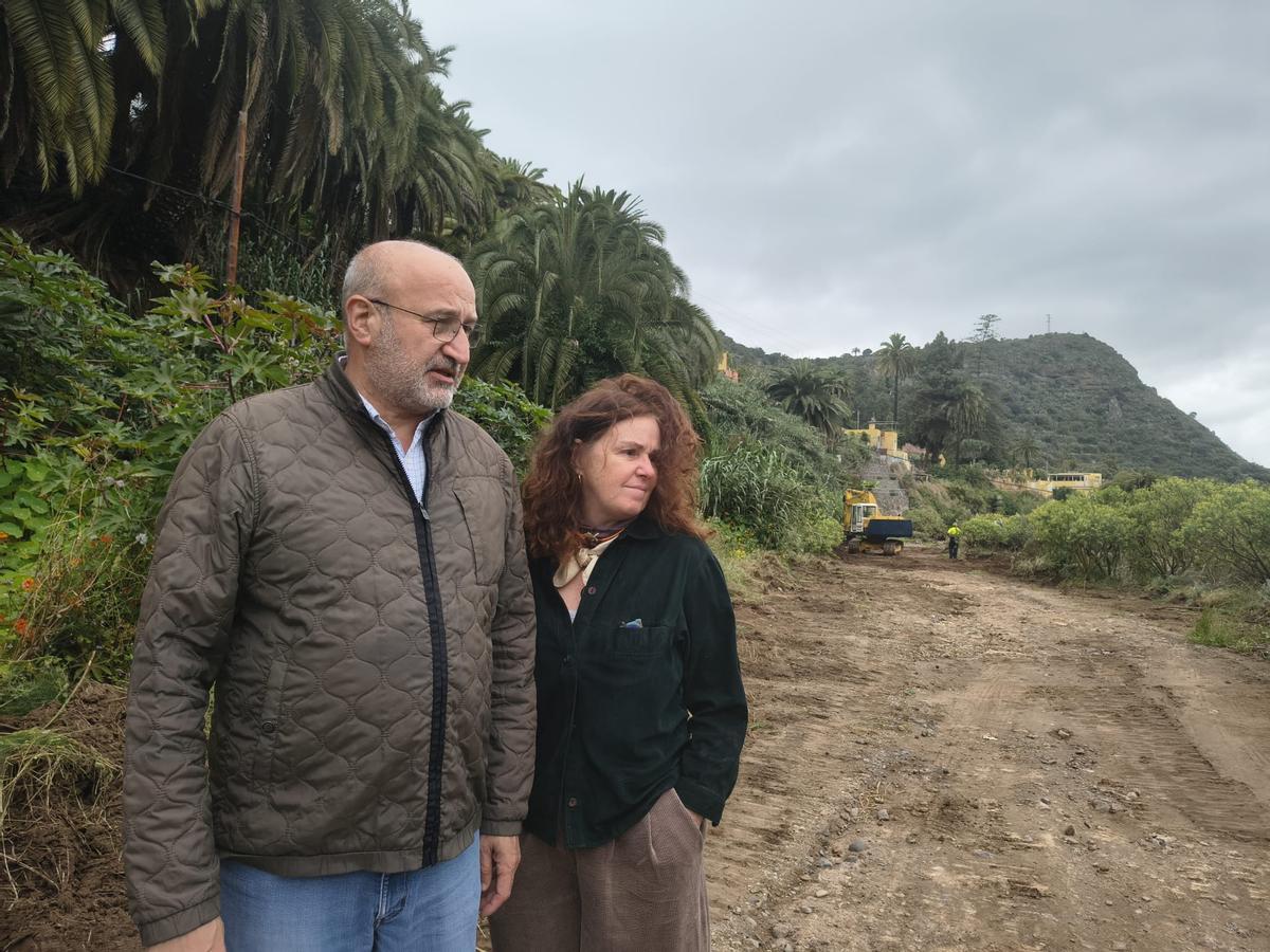 El alcalde José Armengol y la edil María Sánchez junto a las obras.