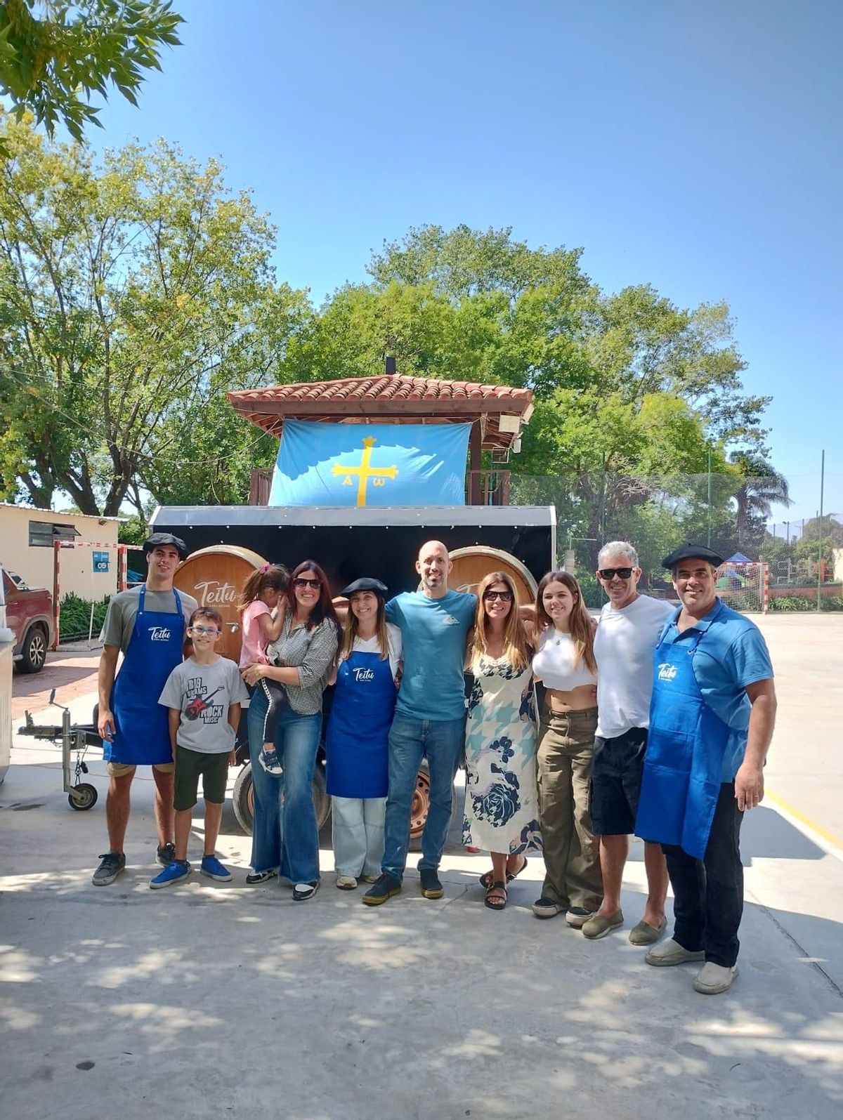 Xabier Aguirre, primero por la derecha, en el Centro Asturiano de Buenos Aires en una presentación de sidra Teitu