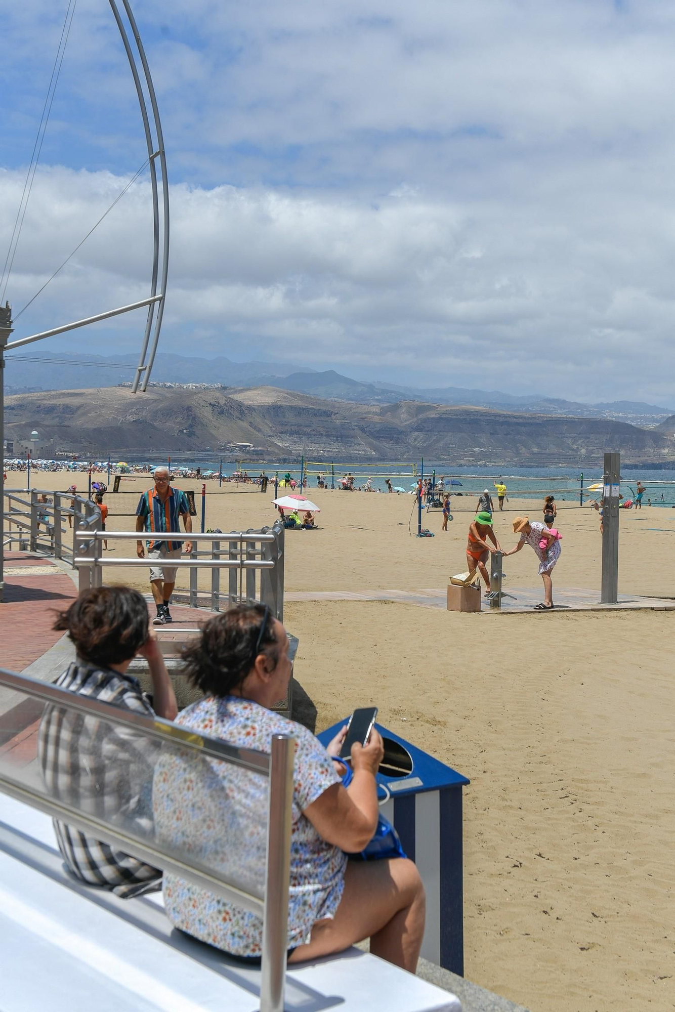 Día de playa en Las Canteras tras la noche de San Juan