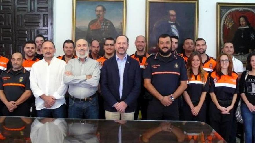 El alcalde recibió a los nuevos voluntarios.