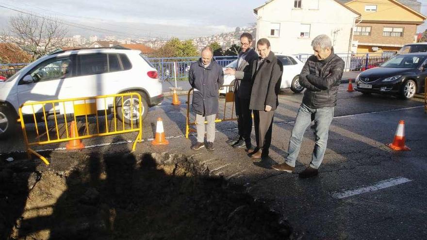 El alcalde visitó ayer las obras que se acometen en la Estrada Vella de Madrid. // Alba Villar