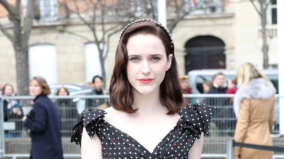 Rachel Brosnahan en el desfile de Miu Miu