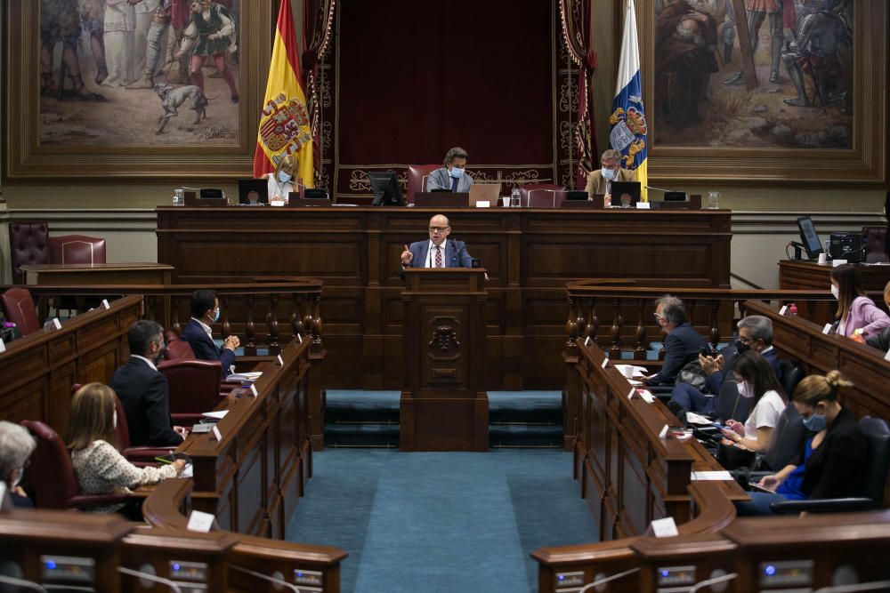 Pleno en el Parlamento de Canarias