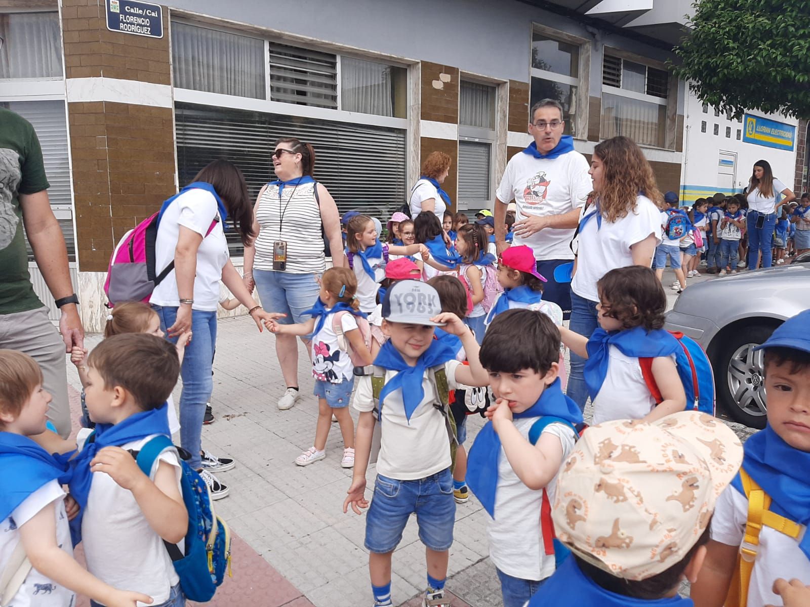 Los niños de la Pola ensayan para el Carmín: así ha sido la romería de la Escuela Peña Careses