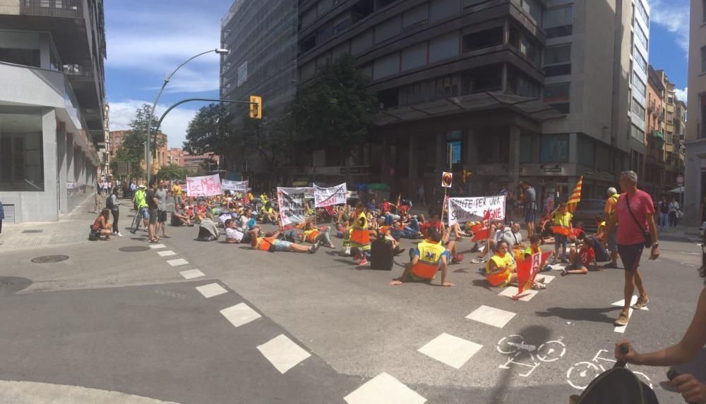 Treballadors de les ambulàncies de Girona han dut el seu malestar al carrer i s'han manifestat pel centre de Girona