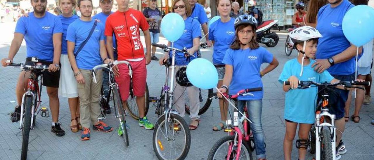 Ciclistas participantes ayer en la presentación de la iniciativa en A Peregrina. // Rafa Vázquez