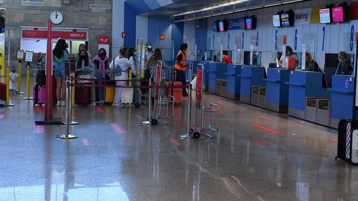 Pasajeros en la terminal de Alvedro