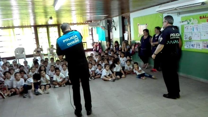 Los niños argentinos aprenden educación vial con el "poli marchoso"