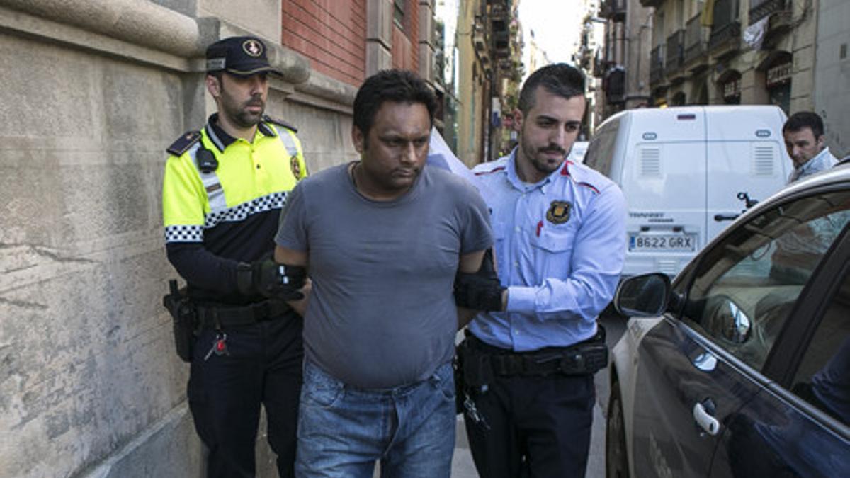 Uno de los detenidos en la operación conjunta de Mossos y Guardia Urbana contra el tráfico de drogas en Ciutat Vella, este miércoles.