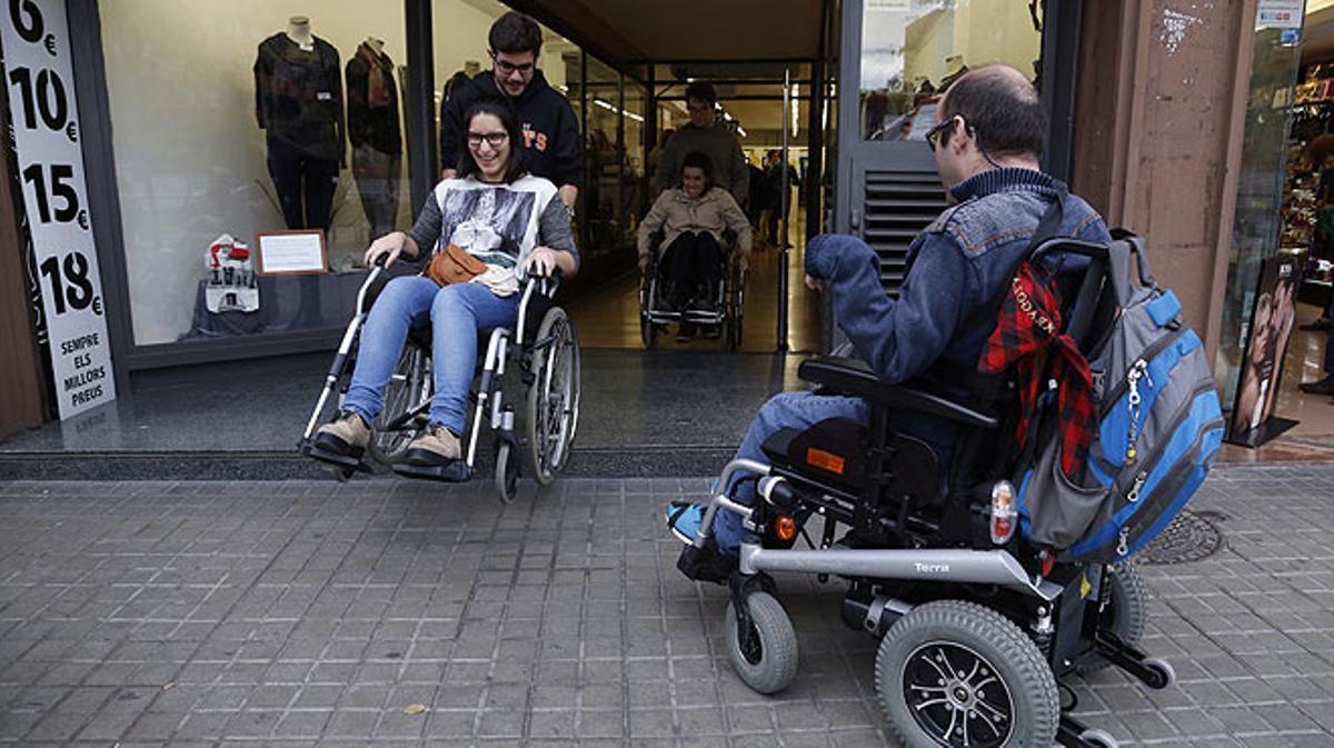 Estudiants d’Arquitectura acompanyen discapacitats per experimentar en primera persona les barreres urbanes al barri de la Marina.