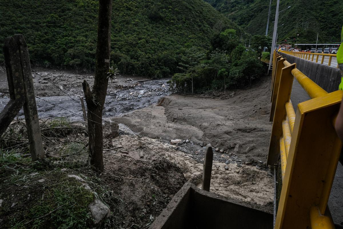 Equipos de rescate trabajan buscan desaparecidos tras una avalancha en Quetame, Colombia