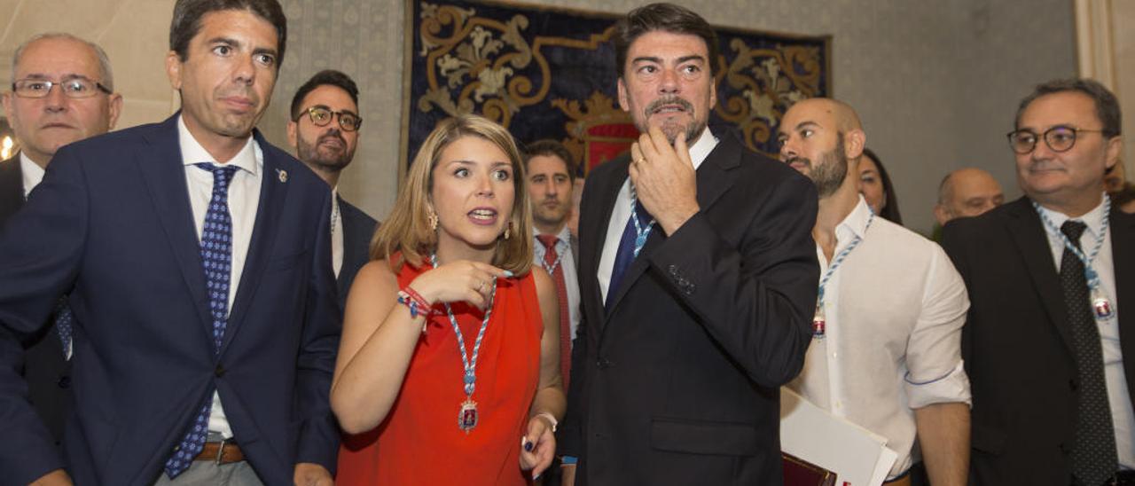 La vicealcaldesa y el alcalde, junto a los portavoces de dos de los cuatro grupos de la oposición.