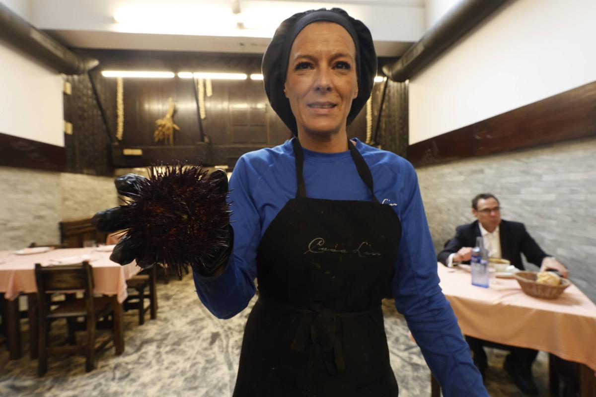 Amaya Crespo muestra unos pocos oricios.