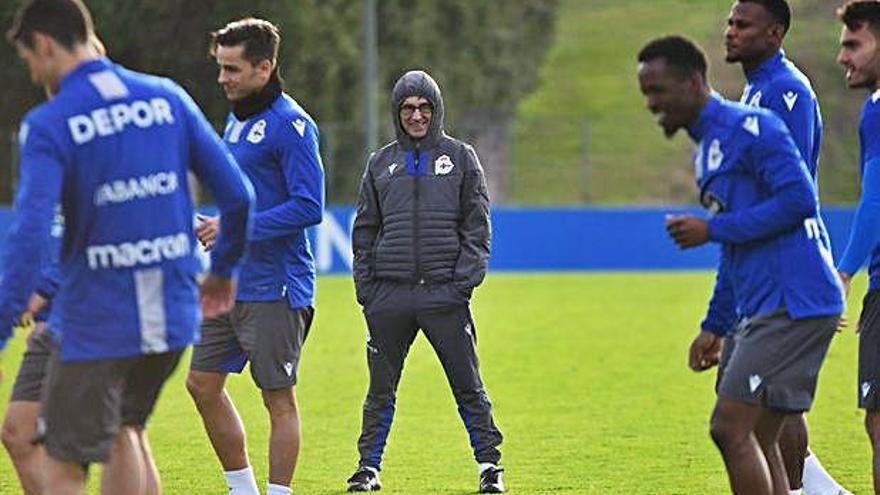 Fernando Vázquez, en el centro, observa a sus jugadores durante el entrenamiento de ayer por la mañana en Abegondo.